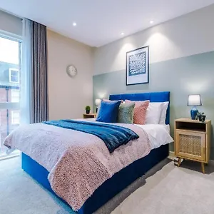 Exquisite Abode Sleeps 6! Apartment York